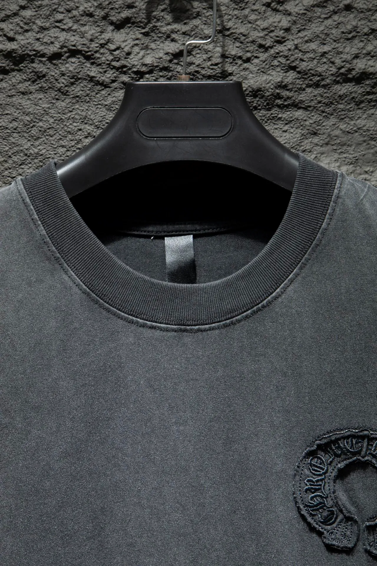 P190 🆕Chrome Hearts os version is really charming and Chrome Hearts is really a must-have. Each season's new version is made to the extreme. It is very practical and can be worn casually. Nice✔️ - ⚠️100% cotton. Made of 32-count double yarn, 260-gram weight fabric and imported knitted carded cotton. The thickness is moderate, drapey and contoured, and the upper body is comfortable! ! It is very tolerant to fat body types and can instantly lose five pounds after wearing it!  Front panel #Back panel Simple elements# The English letters are arranged artistically. Imported Tajima high-density heavy-duty embroidery technology. The font is three-dimensional and full. The letters are embroidered by imported machines after adjusting according to the original details. The thickness is moderate. The hardware is imported hardware accessories. The body is washed, fried and frayed, and hand-made elements are added, which greatly increases the interest of the clothing; unique visual effects. The special fraying effect creates a unique distressed effect. The addition of handmade elements to the body greatly increases the interest of the clothing; it has a unique visual effect. After special fraying effect treatment, a unique distressed effect is formed. An irregular hem is added to the version. This year, Crow Heart is focusing on the version. In the past two years, the oversize version has become the focus of the trend. It has also been a popular staple in the past two years. The change of designers has made this brand an instant hit. The progressive fashion of the times also needs the blood impact of fresh elements and trendy designs in order to continue its glory! It’s stylish both inside and outside, a must-have for high street travel! An absolute "eye-catching style" that can match couples 💏 Color: washed black, premium gray and white Size: S M L XL
